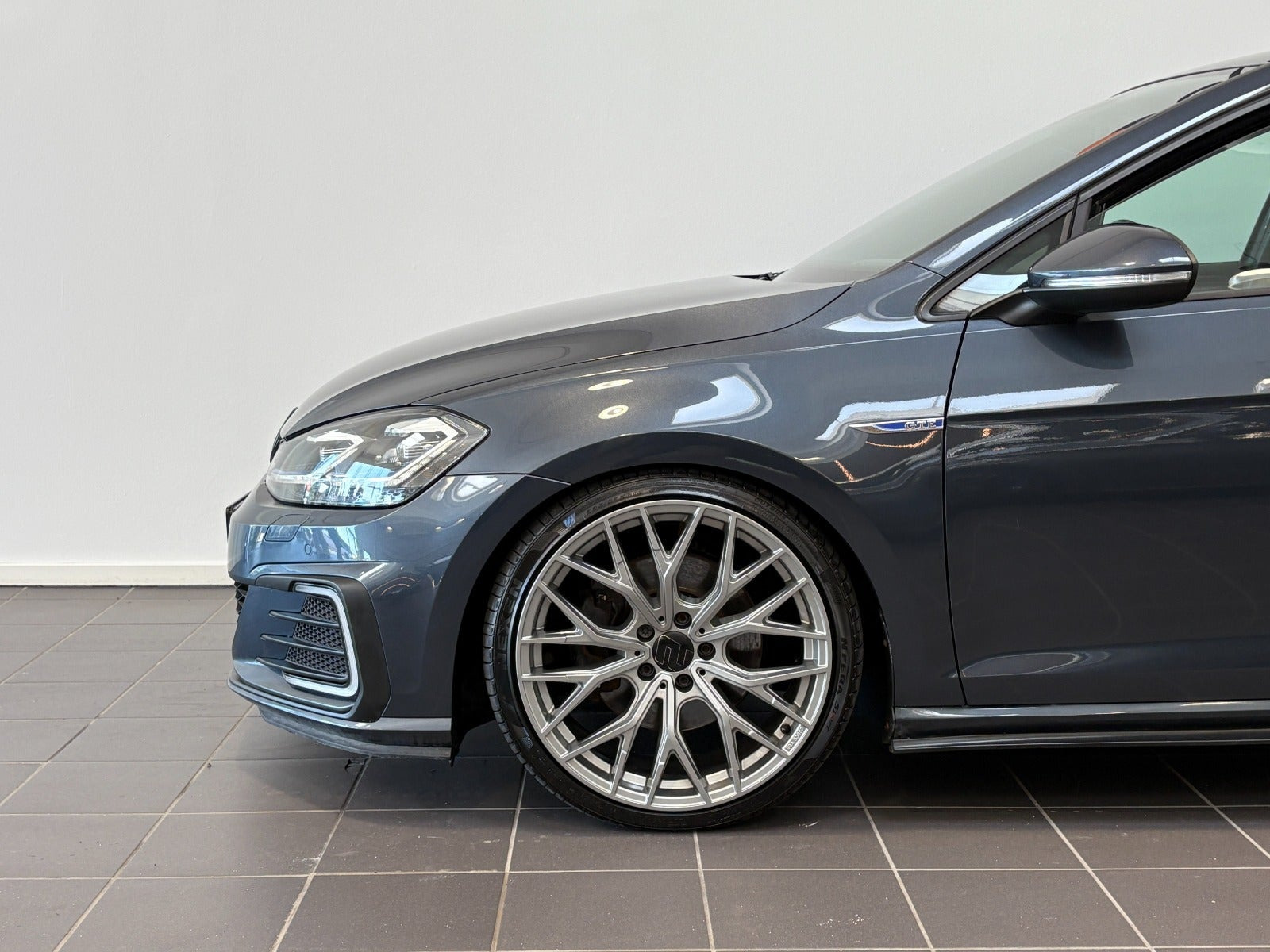 Grå VW Golf VII fra 2018
