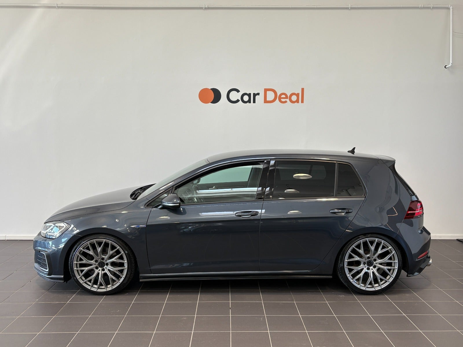 Grå VW Golf VII fra 2018