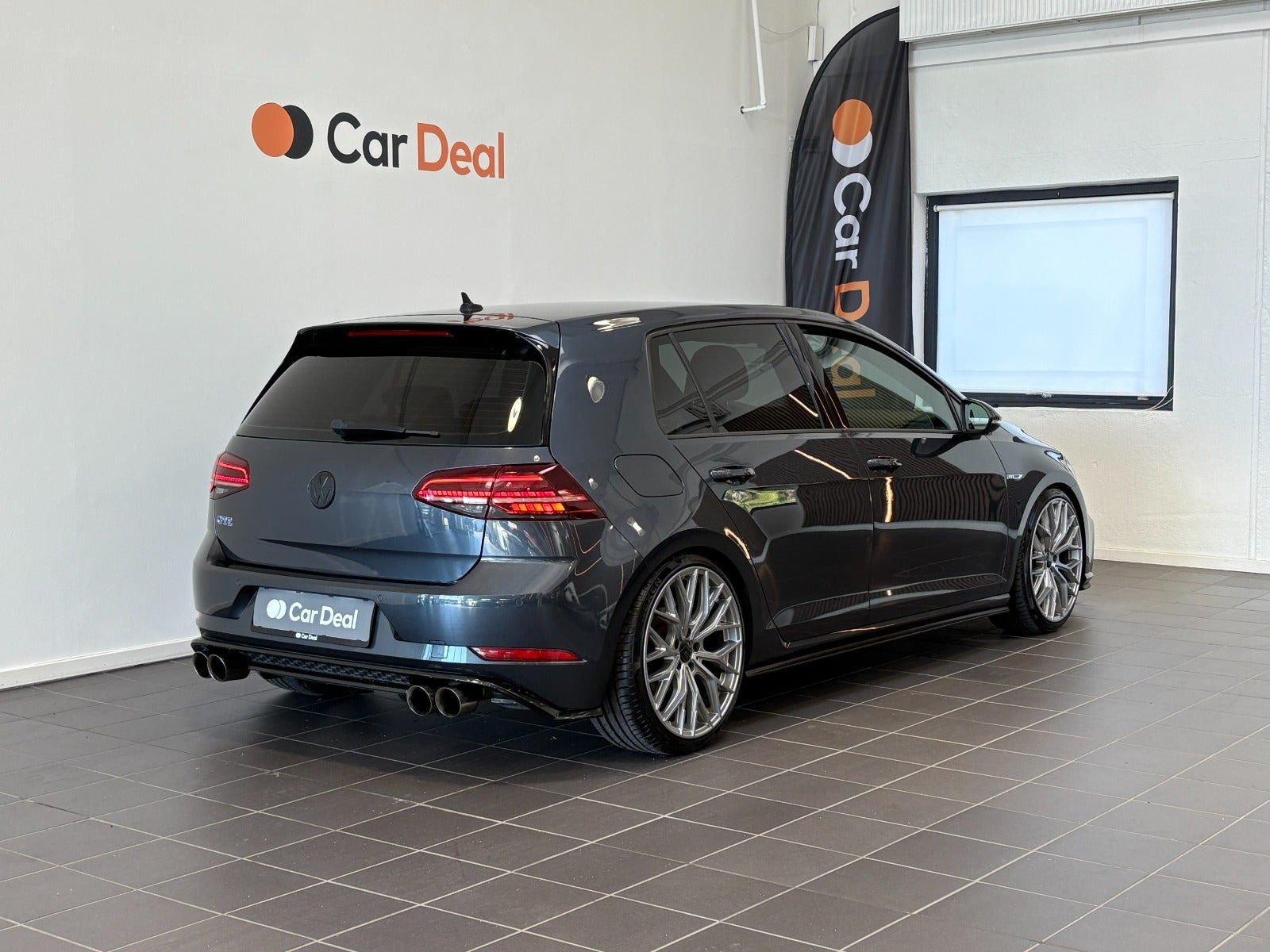 Grå VW Golf VII fra 2018