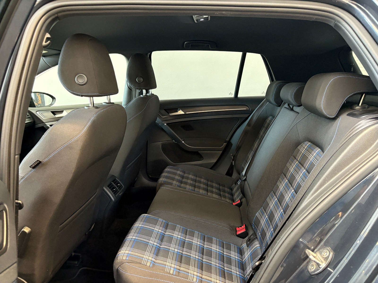Grå VW Golf VII fra 2018