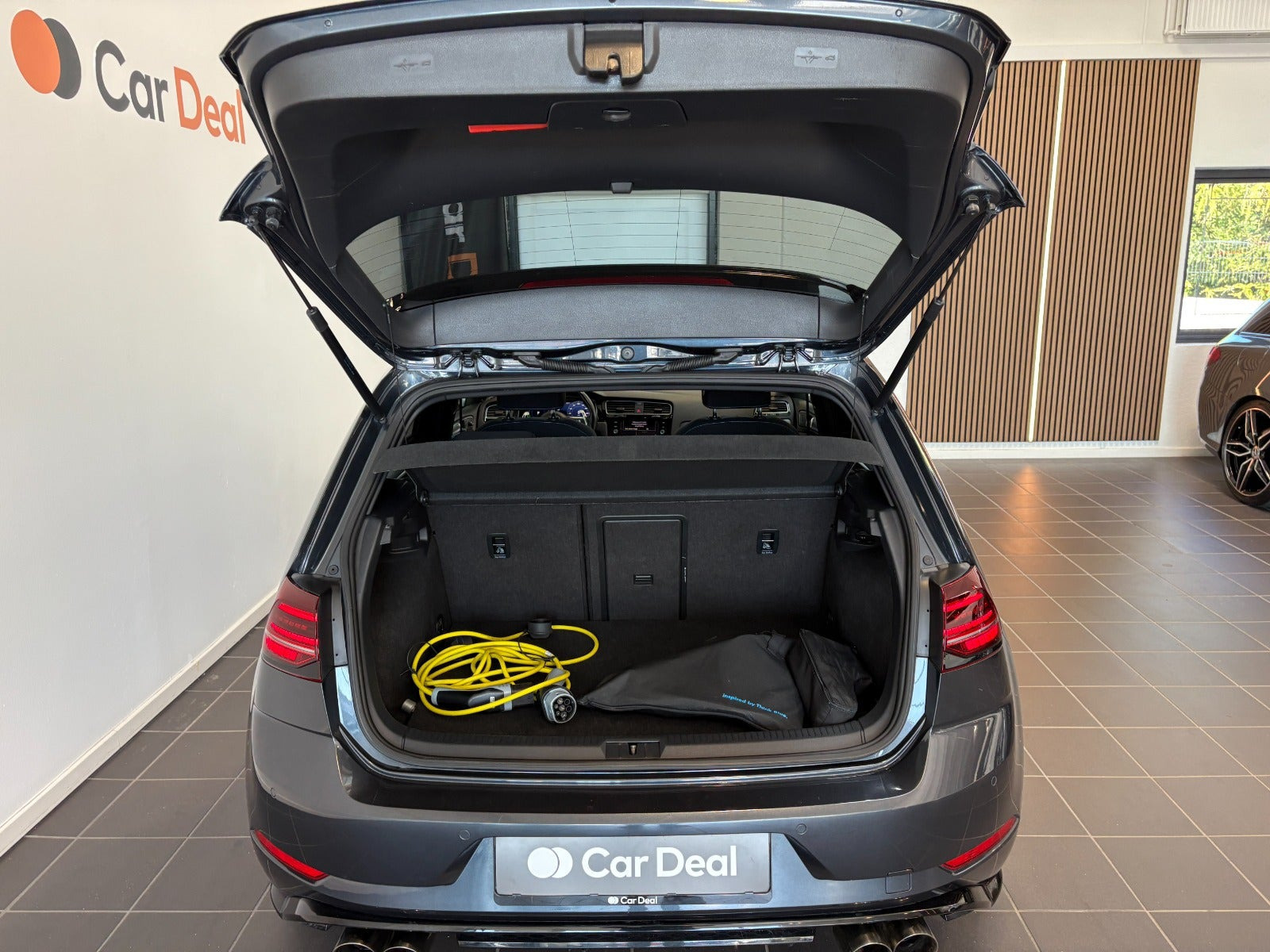 Grå VW Golf VII fra 2018
