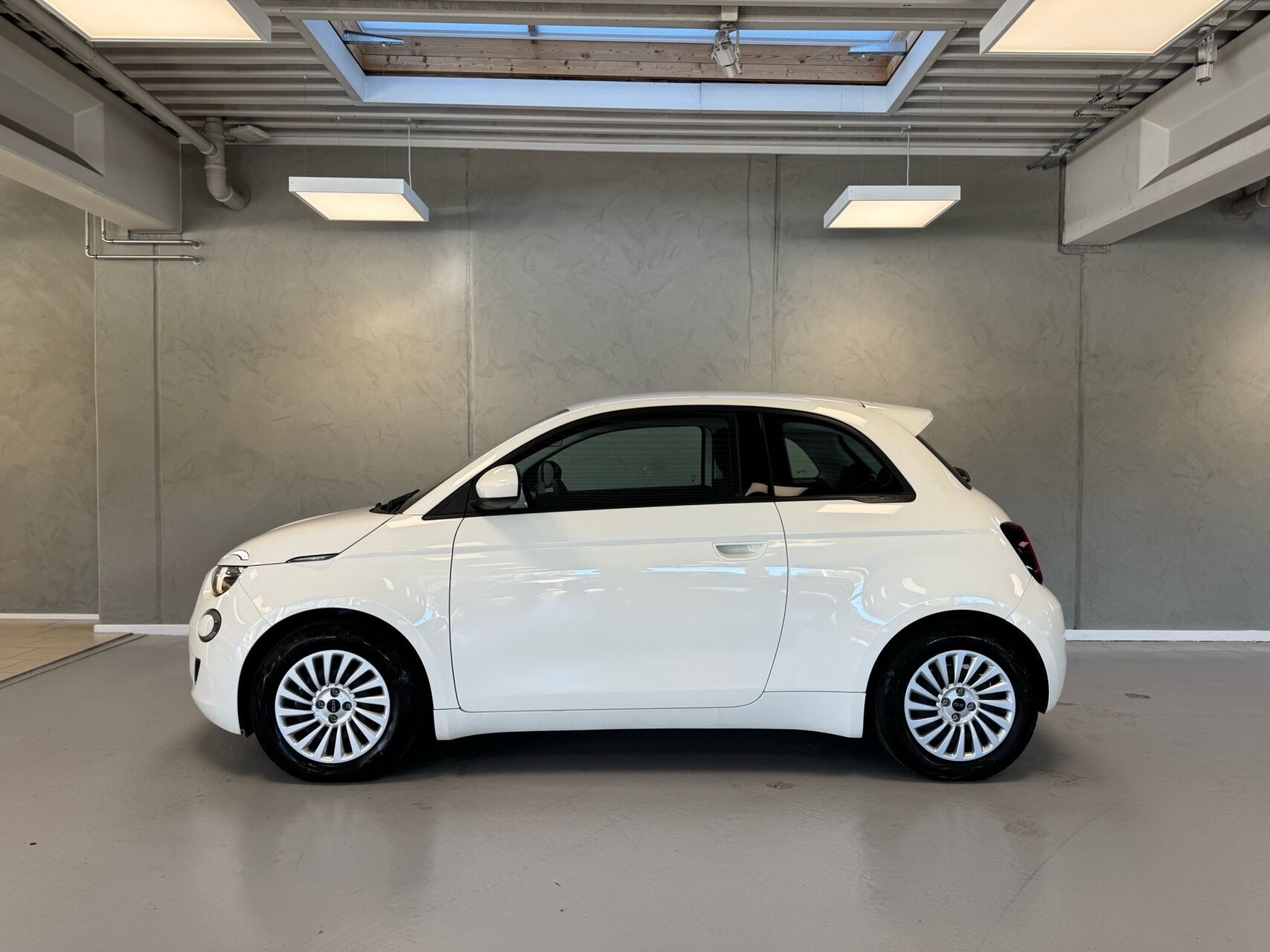 Hvid Fiat 500e fra 2023