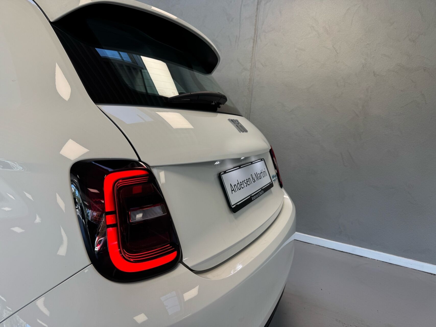 Hvid Fiat 500e fra 2023