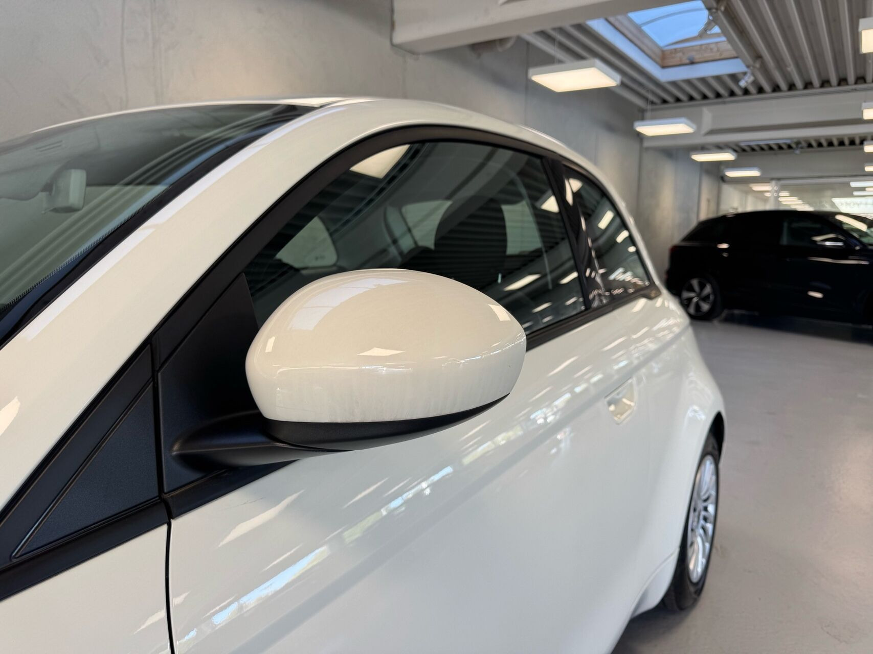 Hvid Fiat 500e fra 2023