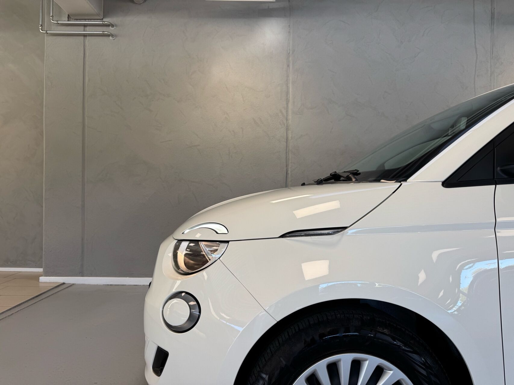 Hvid Fiat 500e fra 2023