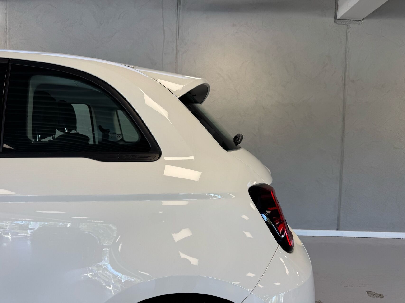 Hvid Fiat 500e fra 2023