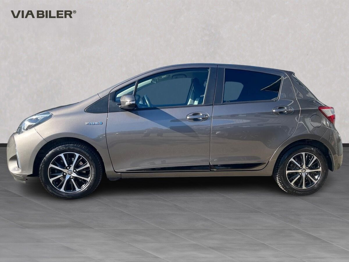 Grå Toyota Yaris fra 2018