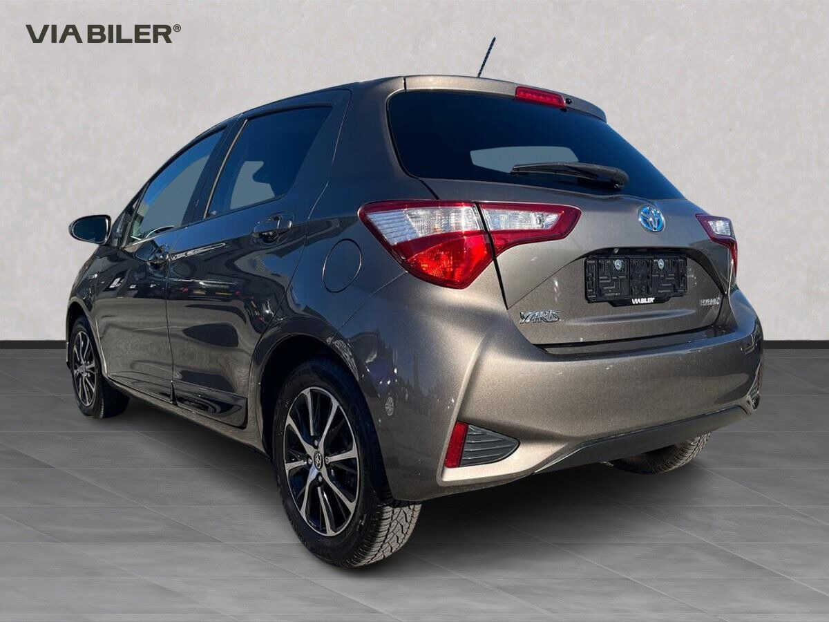 Grå Toyota Yaris fra 2018