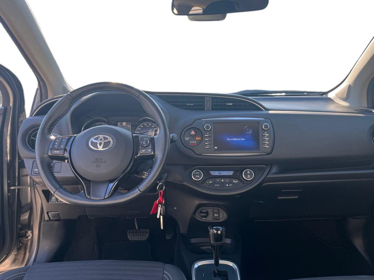 Grå Toyota Yaris fra 2018