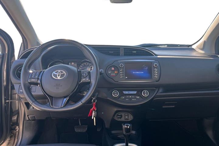 Grå Toyota Yaris fra 2018