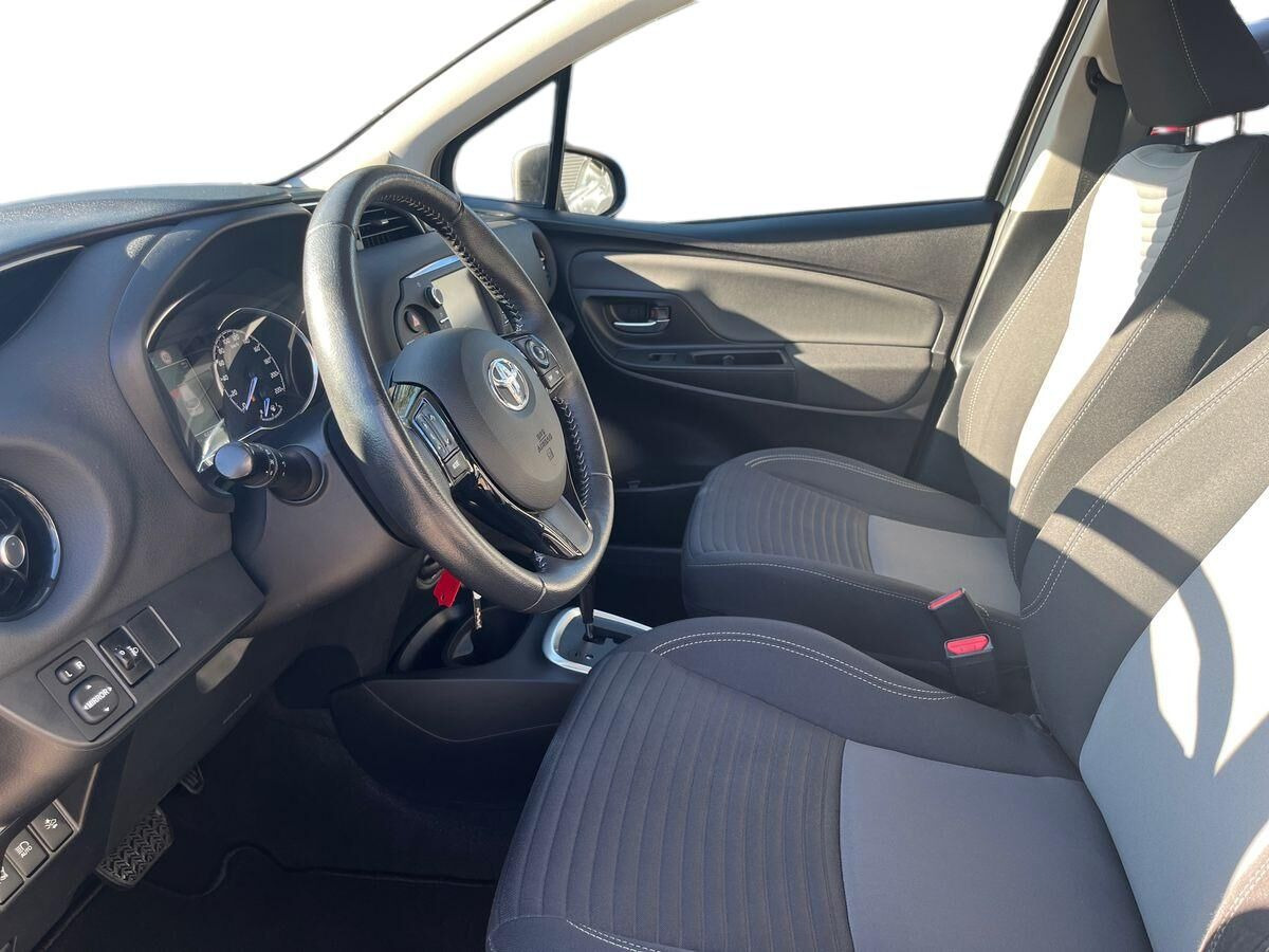 Grå Toyota Yaris fra 2018