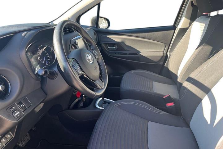 Grå Toyota Yaris fra 2018