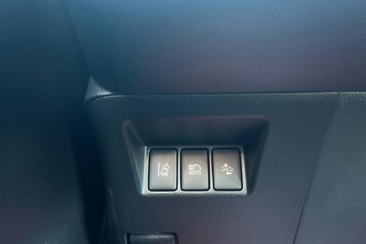 Grå Toyota Yaris fra 2018