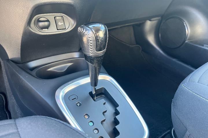 Grå Toyota Yaris fra 2018