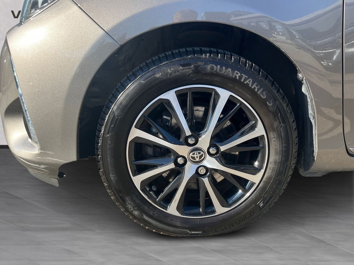 Grå Toyota Yaris fra 2018