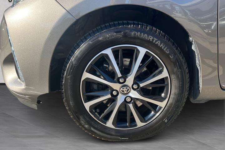 Grå Toyota Yaris fra 2018