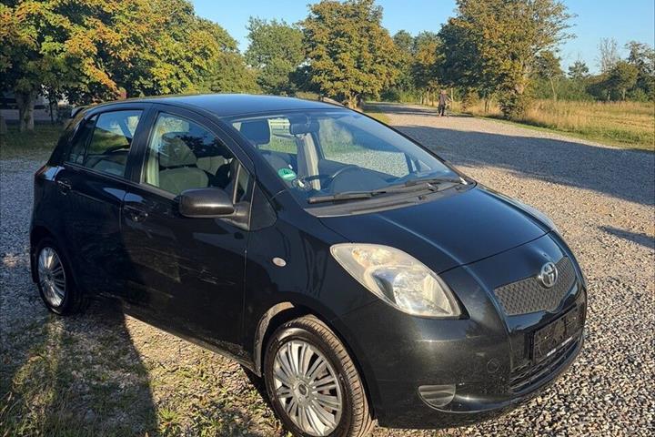 Sort Toyota Yaris fra 2008
