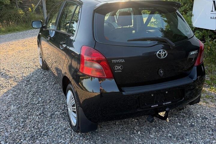 Sort Toyota Yaris fra 2008