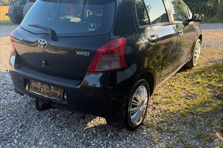 Sort Toyota Yaris fra 2008