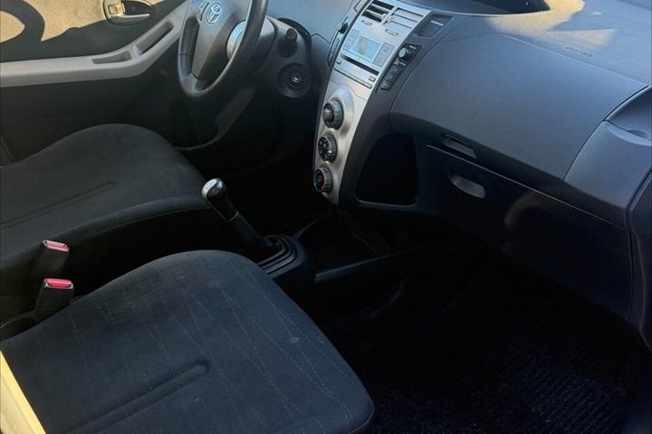 Sort Toyota Yaris fra 2008