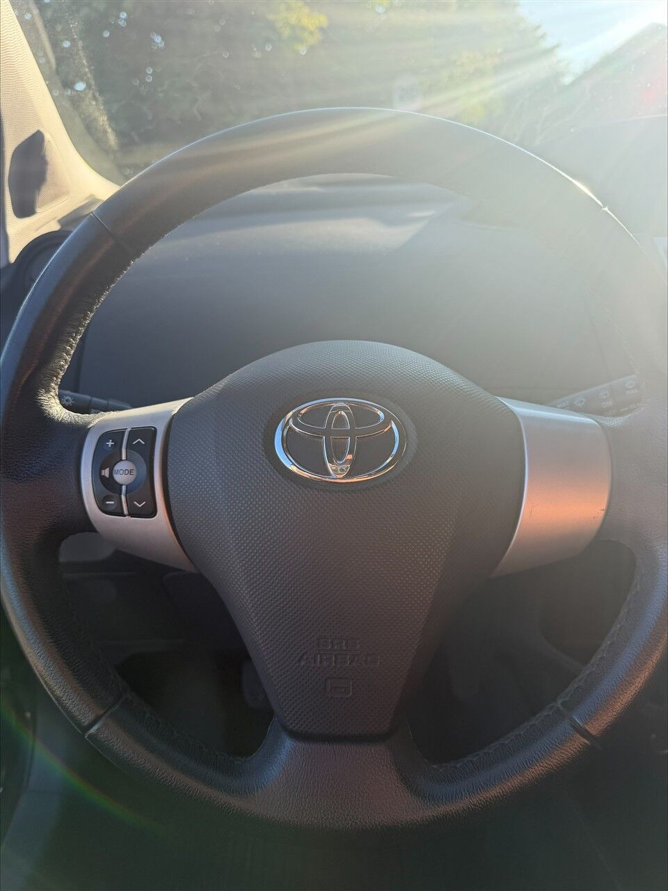 Sort Toyota Yaris fra 2008