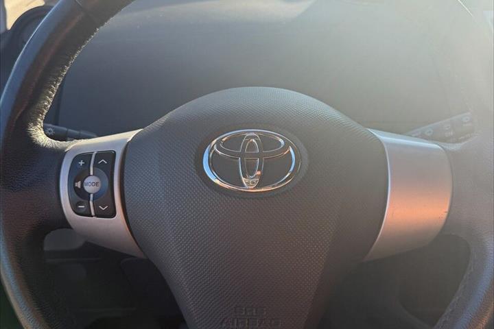 Sort Toyota Yaris fra 2008
