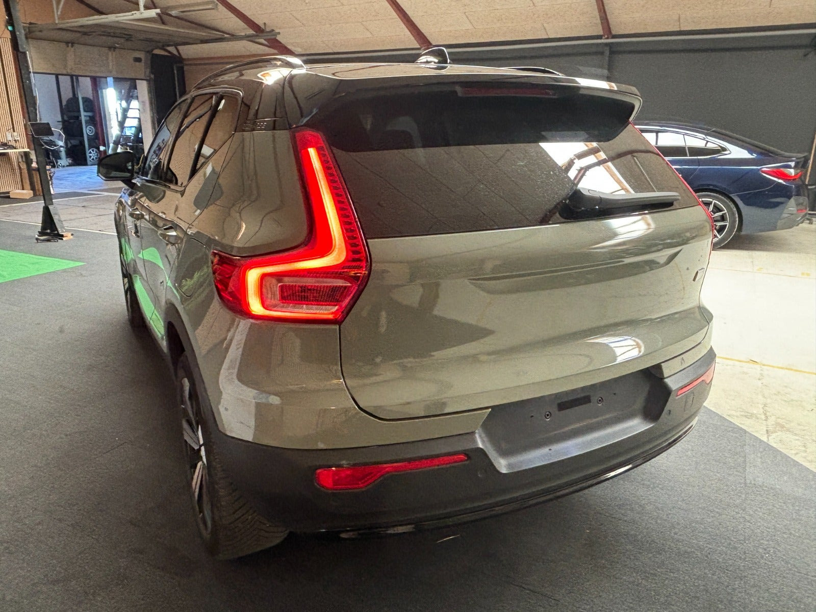 Grøn Volvo XC40 fra 2023