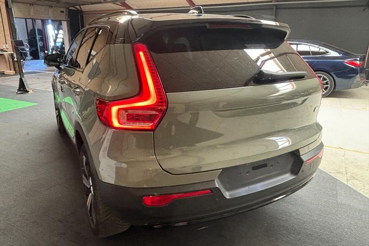 Grøn Volvo XC40 fra 2023