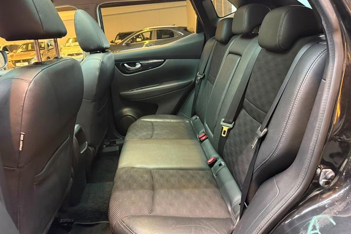 Sort Nissan Qashqai fra 2014