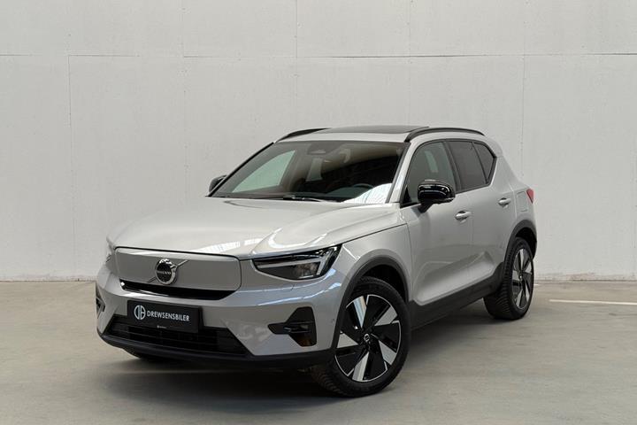Sølv Volvo XC40 fra 2024 set udefra