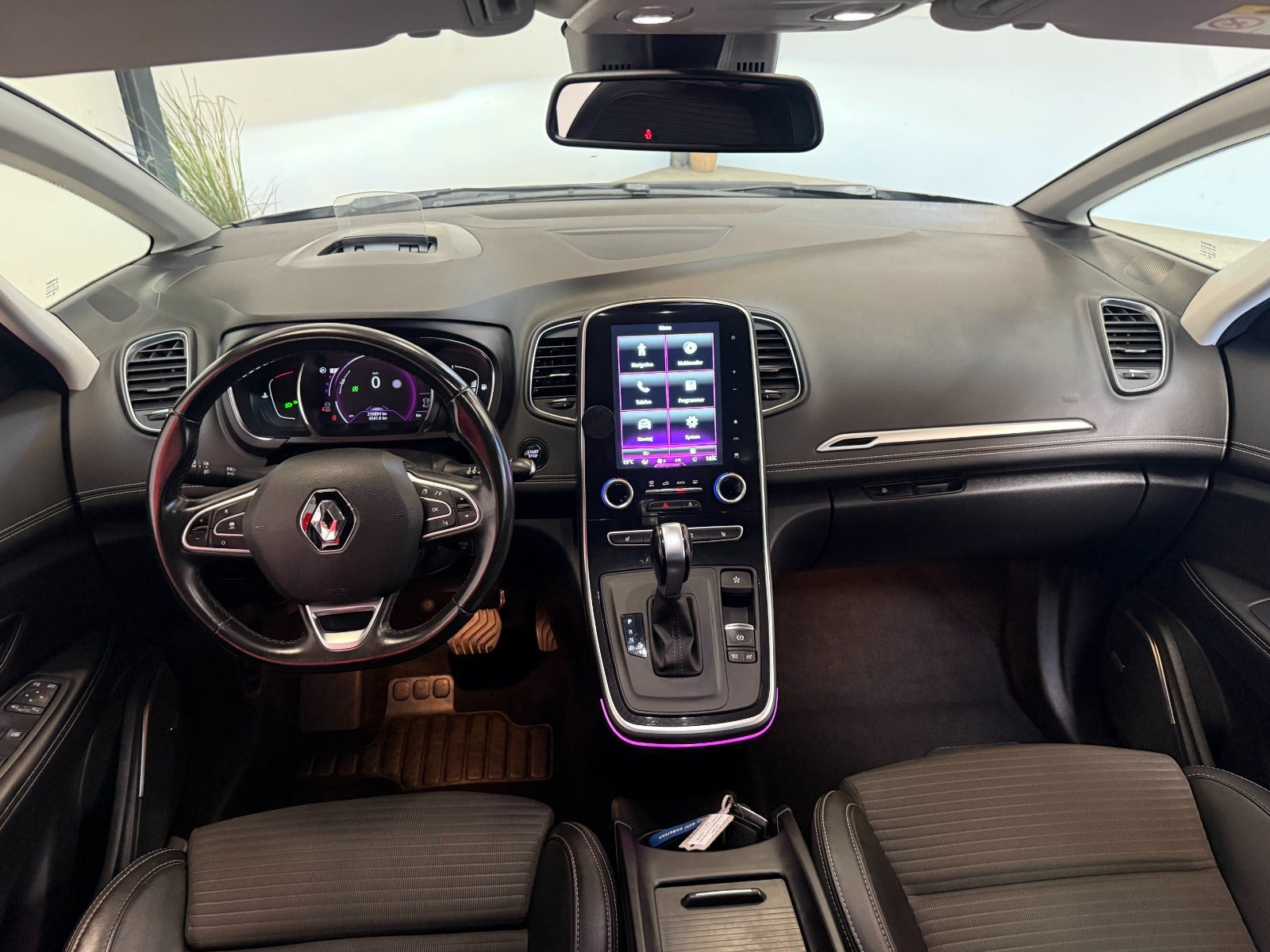 Sølv Renault Grand Scenic IV fra 2017