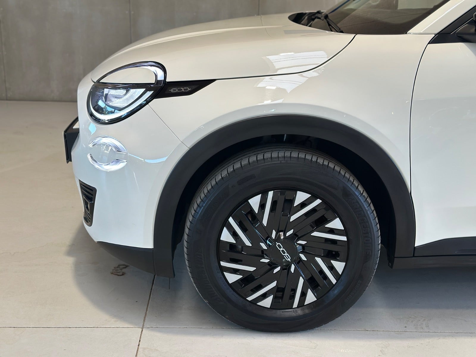 Hvid Fiat 600e fra 2024