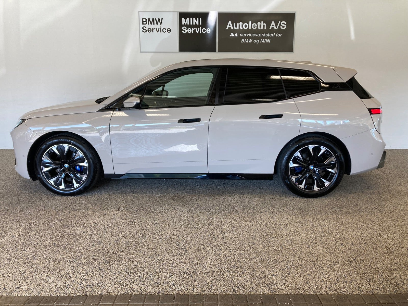 Beige BMW iX fra 2025