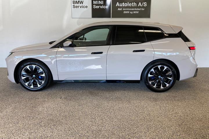 Beige BMW iX fra 2025