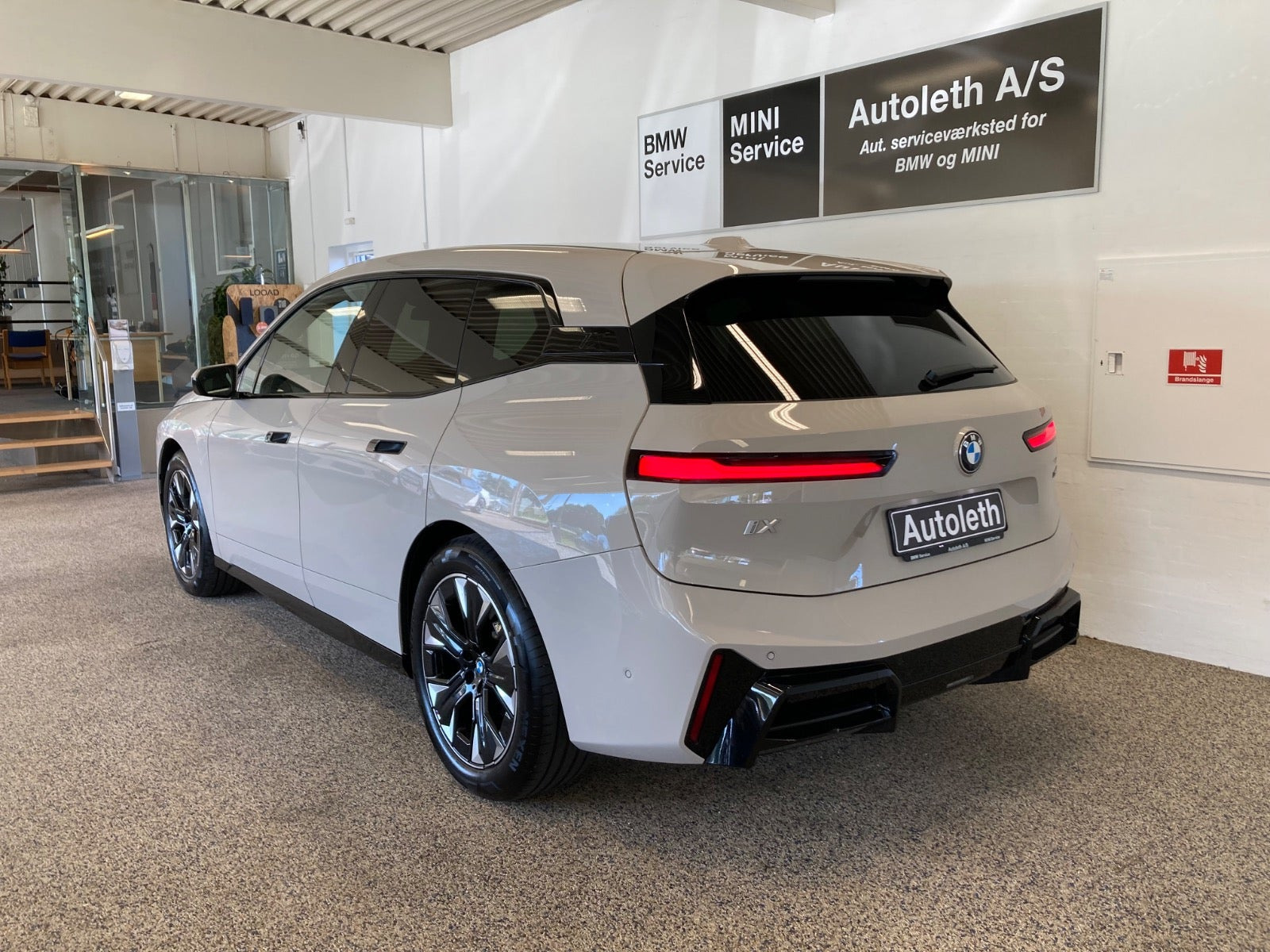 Beige BMW iX fra 2025