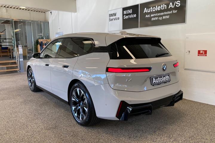 Beige BMW iX fra 2025