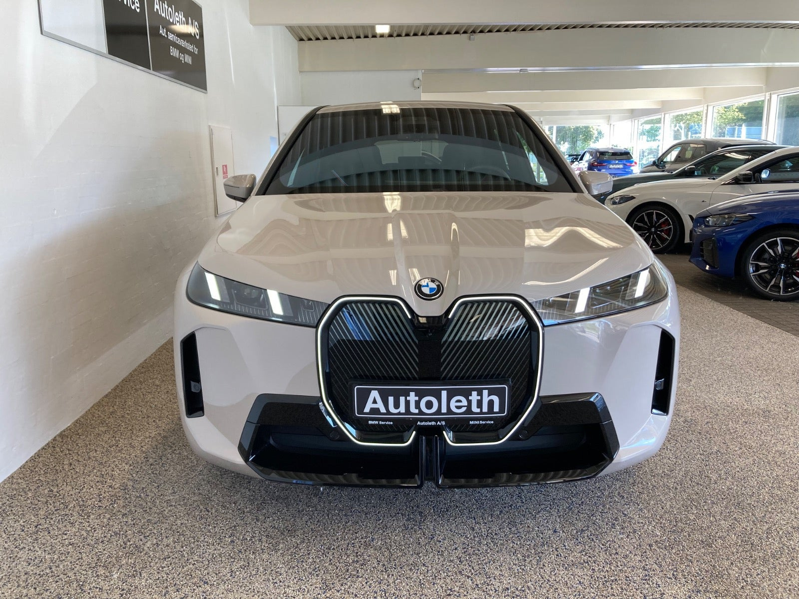 Beige BMW iX fra 2025