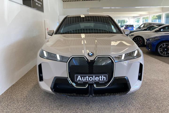 Beige BMW iX fra 2025