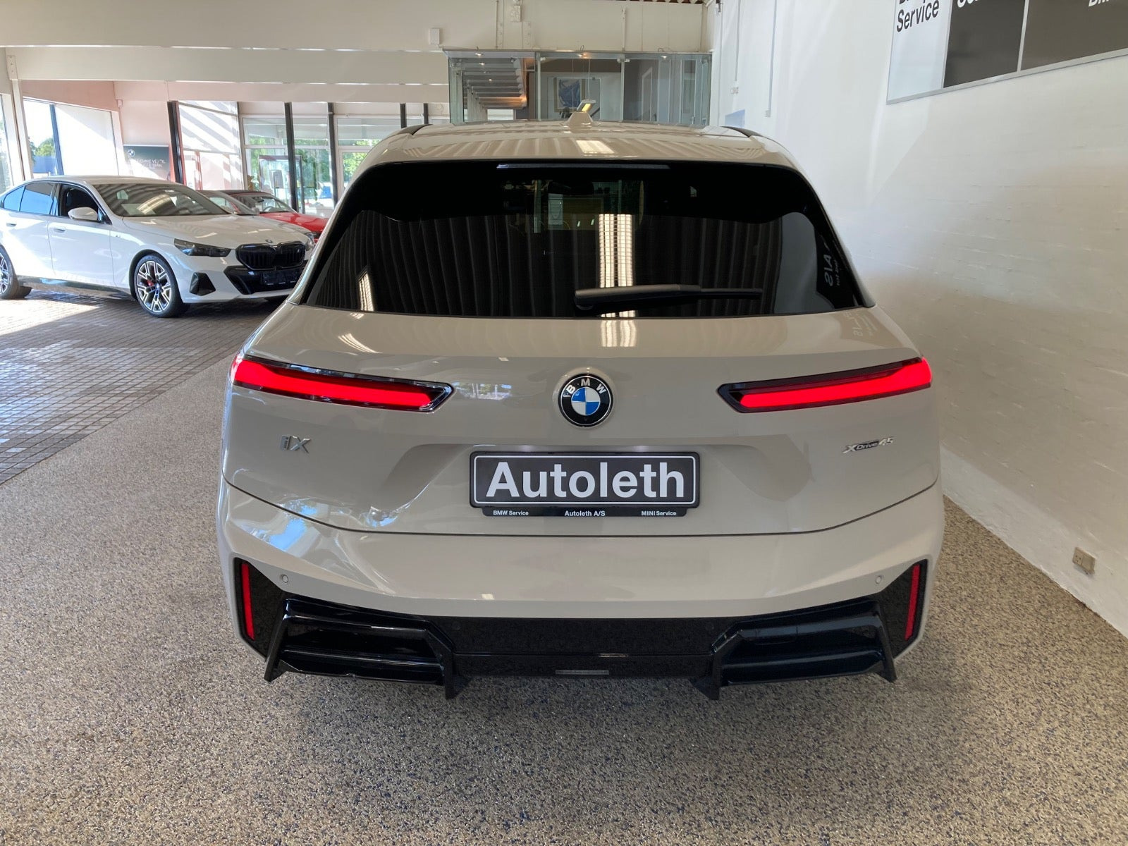 Beige BMW iX fra 2025