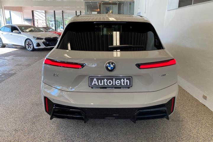 Beige BMW iX fra 2025
