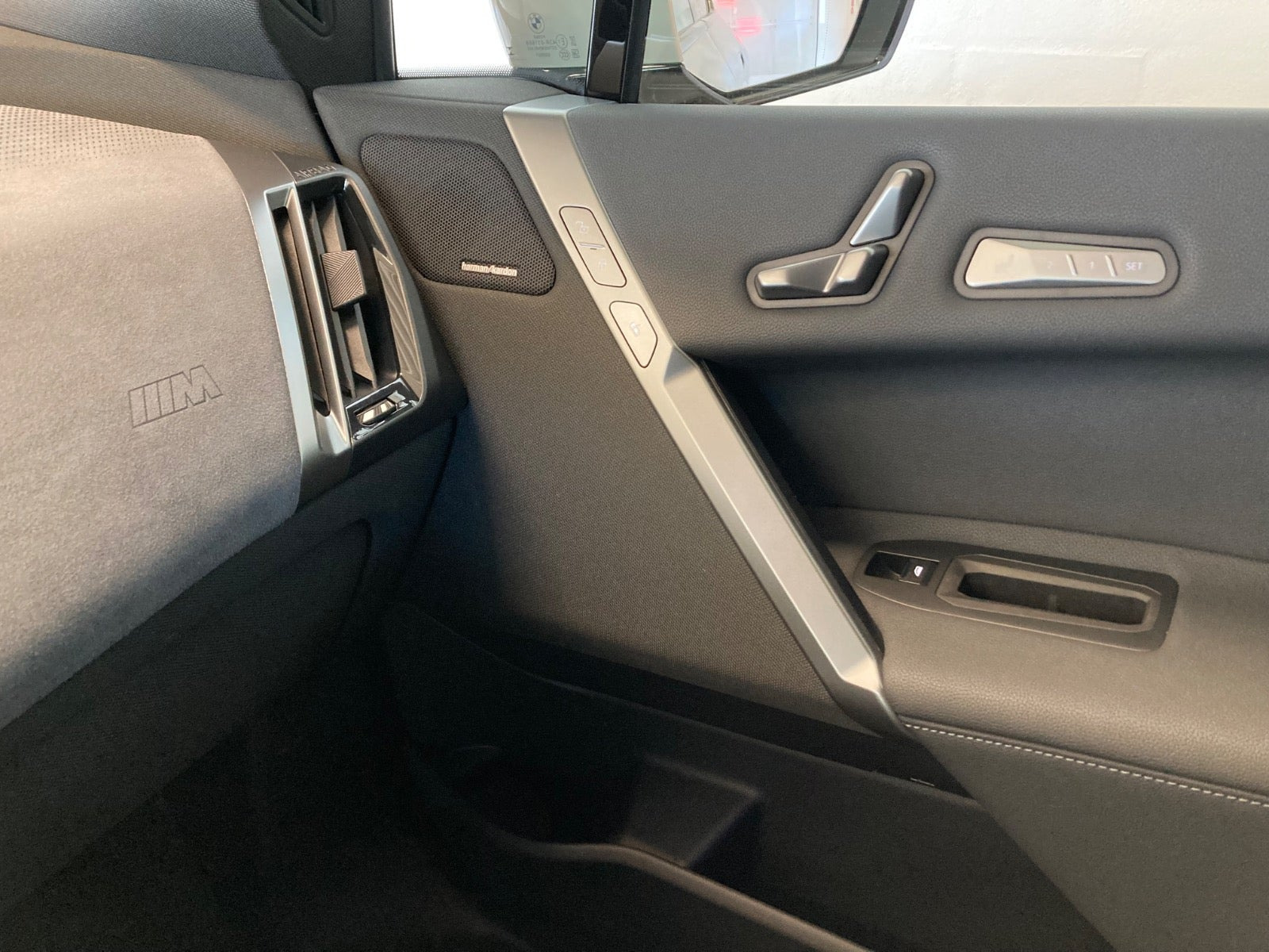 Beige BMW iX fra 2025