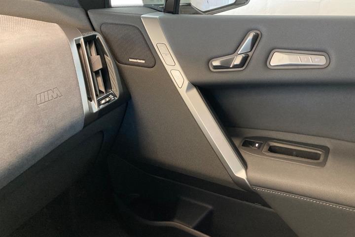 Beige BMW iX fra 2025