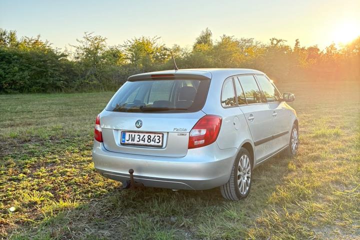 Grå Skoda Fabia fra 2012