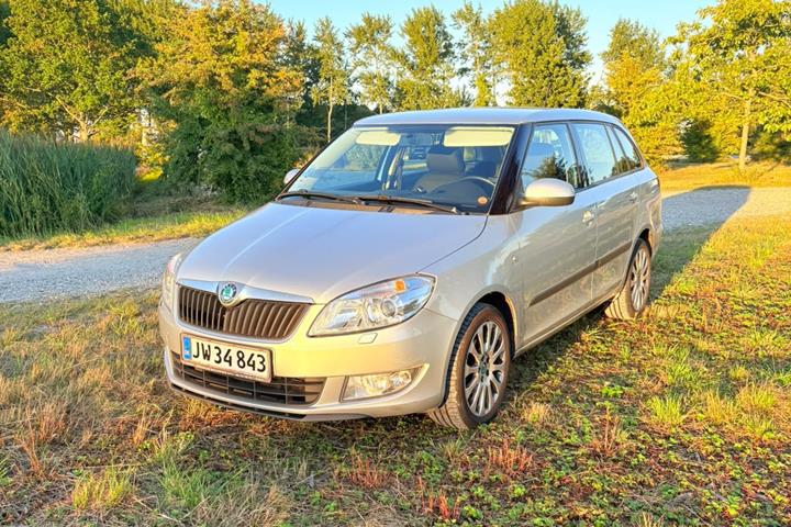 Grå Skoda Fabia fra 2012