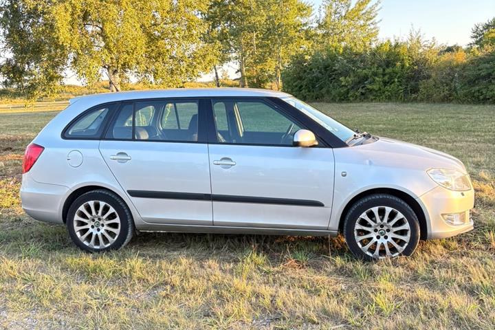 Grå Skoda Fabia fra 2012