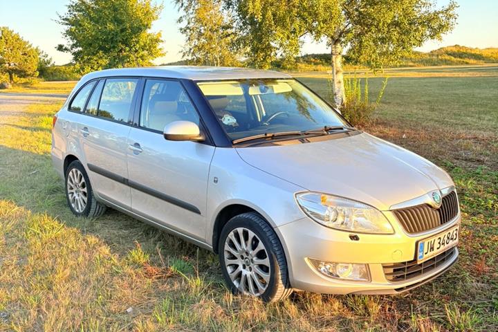 Grå Skoda Fabia fra 2012