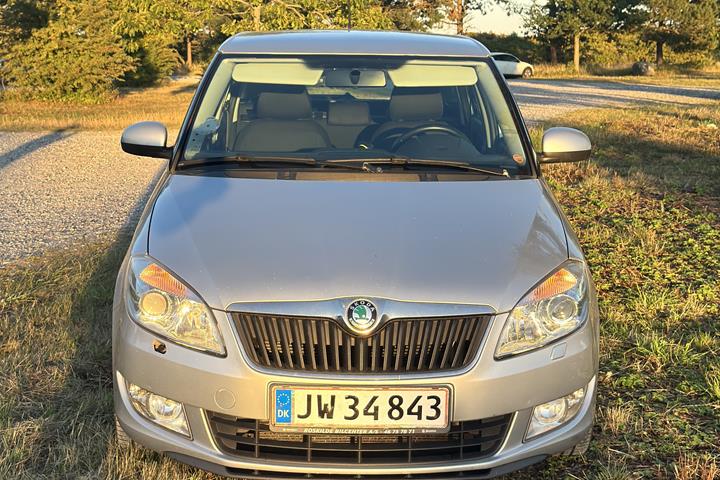 Grå Skoda Fabia fra 2012