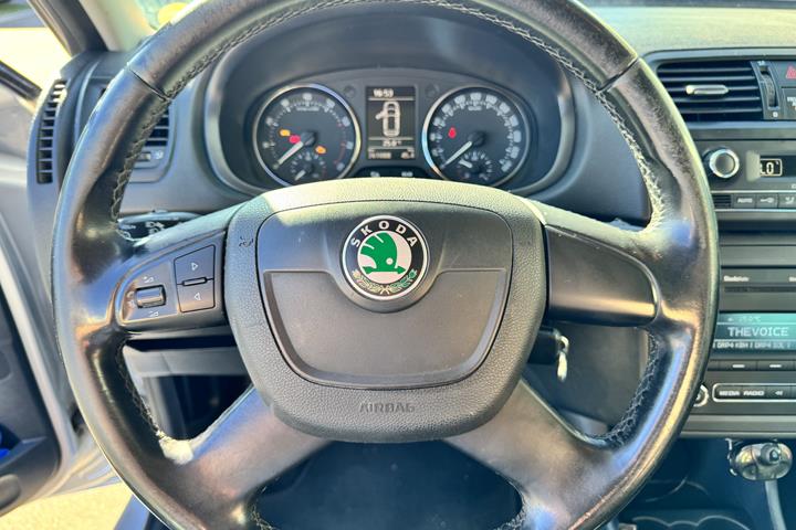 Grå Skoda Fabia fra 2012