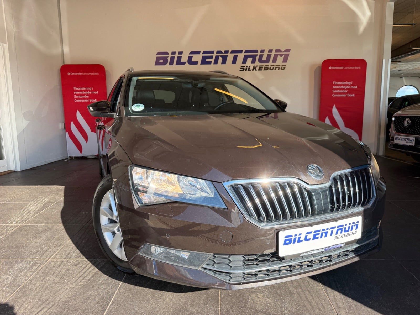 Brun Skoda Superb fra 2016