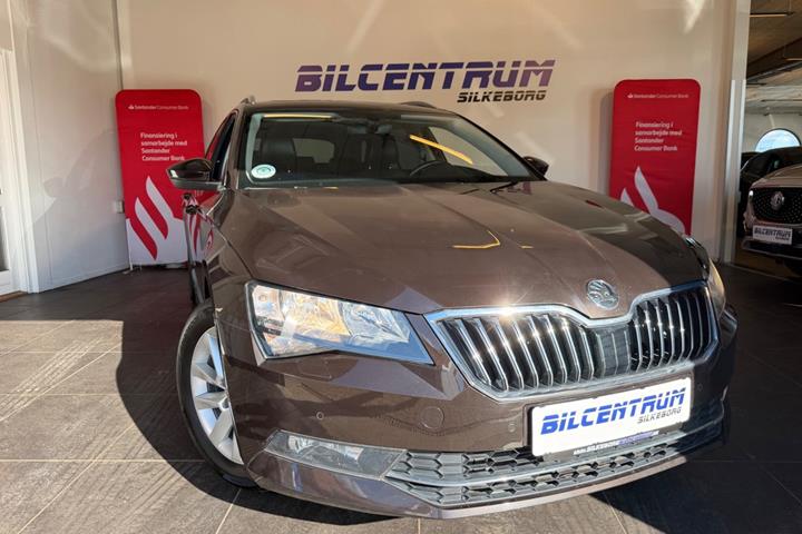 Brun Skoda Superb fra 2016